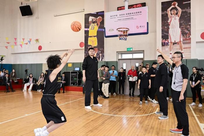 老年人如何安全地进行篮球接球训练?_2